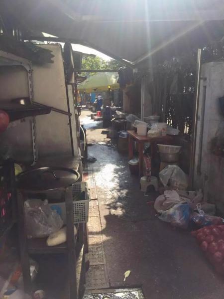 宁大步行街上，个别餐厅脏乱不堪的后厨加工地