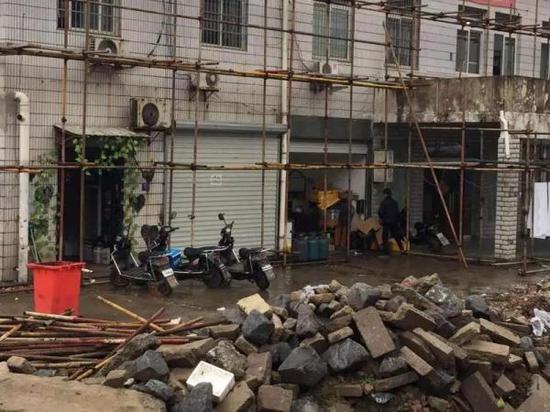 现实中隐匿在建筑垃圾堆边上的海苔鸡排饭外卖店