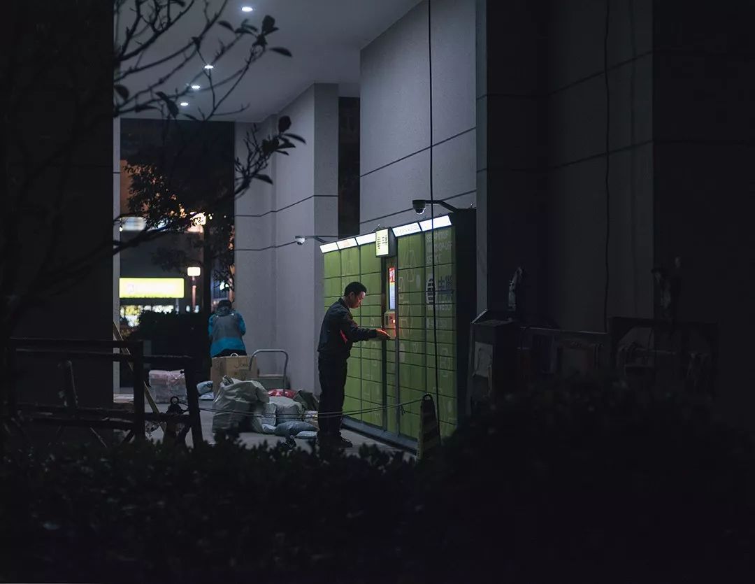 黑夜中的快递柜：60后不爱90后依赖被投诉也认了
