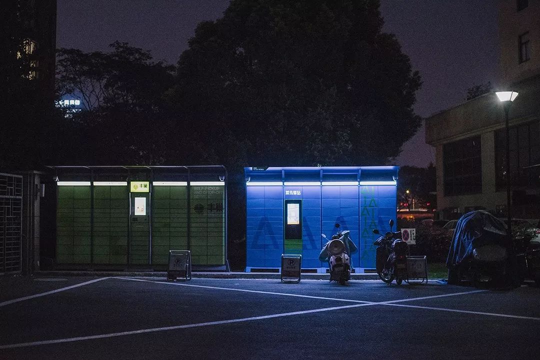 黑夜中的快递柜：60后不爱90后依赖被投诉也认了