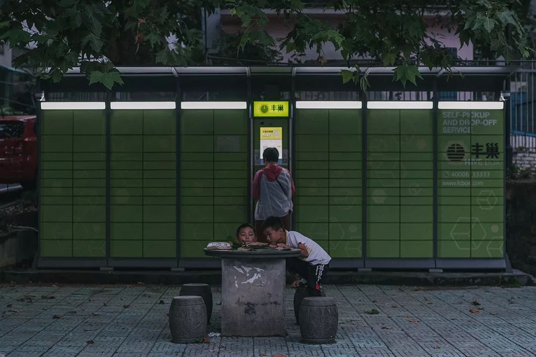 黑夜中的快递柜：60后不爱90后依赖被投诉也认了