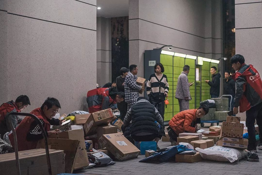 黑夜中的快递柜：60后不爱90后依赖被投诉也认了