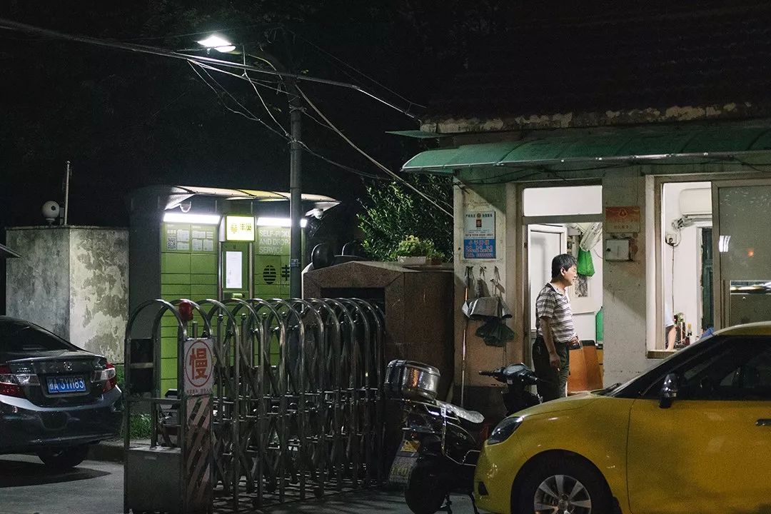 黑夜中的快递柜：60后不爱90后依赖被投诉也认了