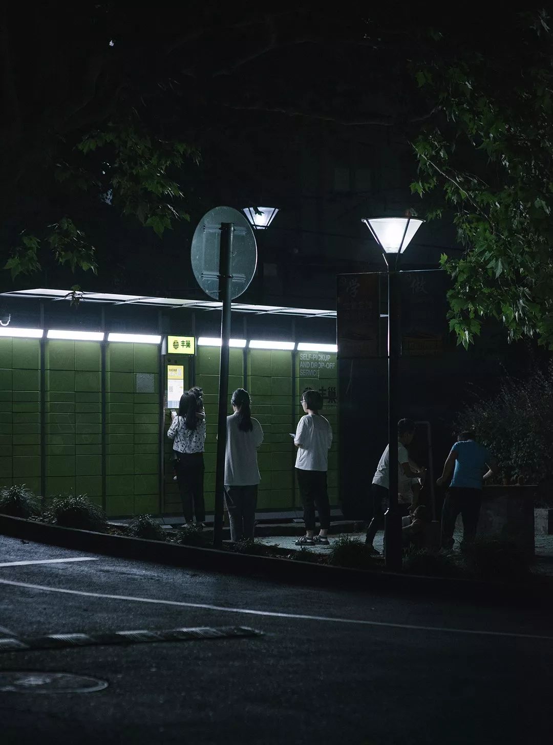 黑夜中的快递柜：60后不爱90后依赖被投诉也认了