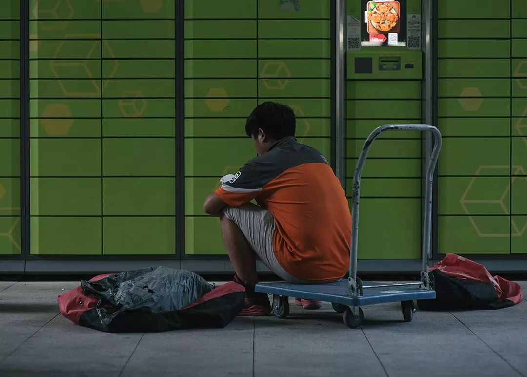 黑夜中的快递柜：60后不爱90后依赖被投诉也认了